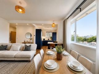 Luxury Coastal Retreat Sleeps 8 with Parking - 8