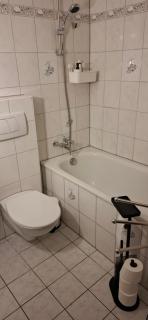 Stay-at-AJ Homes Bönen mit komplett ausgestatteter Küche, Balkon, 6 Hotel-Boxspringbetten in 3 Schlafzimmern & Schlafsofa sowie kostenlos inklusive Bettwäsche & Handtücher, Verbrauchsartikel, Parkplatz, WiFi & SmartTV - 5