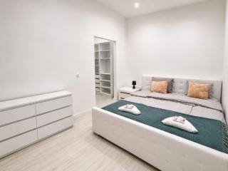 Grey City Comfort 2BR Apartment Near Keleti - 7