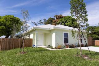 Palm Beach Getaway with hot tub & mini golf near beaches, downtown, and plenty of shopping - 2