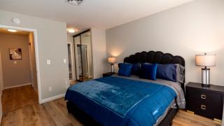 Modern Pet-Friendly 2BR Near Strip & Chinatown - 4