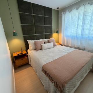 2 qrts c suíte, ar condicionado, piscina infantil e adulto, sala com ventilador de teto, parquinho, estacionamento privativo, portaria 24hrs, self checkin, indicado pra família c crianças, casais e hóspedes a trabalho - 9