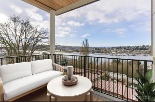 Stunning water view, pet friendly, luxury 3-bed - 0