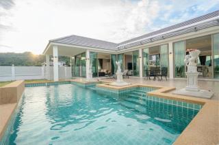 Relaxing Luxury 4-Bedroom Pool Villa with Mountain Views - 4