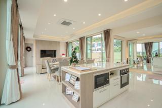 Relaxing Luxury 4-Bedroom Pool Villa with Mountain Views - 2