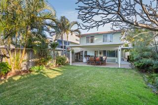 Sunny Bayside Escape in Lota - 0