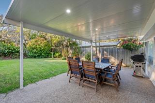 Sunny Bayside Escape in Lota - 9