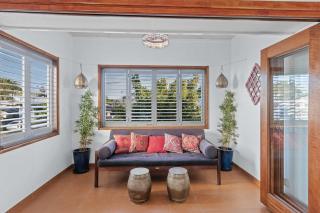 Sunny Bayside Escape in Lota - 8