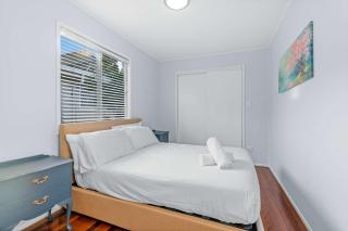 Sunny Bayside Escape in Lota - 4