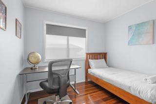 Sunny Bayside Escape in Lota - 3