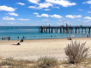 Colley Escape - Vibrant Life on Glenelg's Foreshore - 7