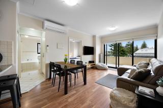 Colley Escape - Vibrant Life on Glenelg's Foreshore - 3