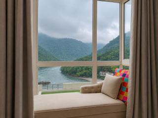 Luxurious 2BHK River View & Pool Aloha on the Ganges - 8