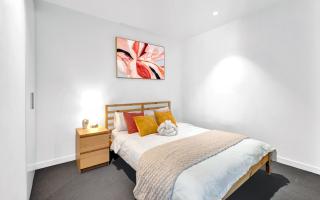 Elegant Melbourne CBD Getaway - Pool & Gym Access - Free Tram Zone - 4