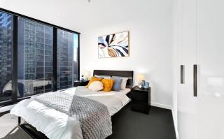 Elegant Melbourne CBD Getaway - Pool & Gym Access - Free Tram Zone - 5