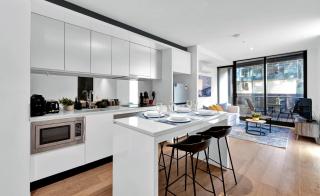 Elegant Melbourne CBD Getaway - Pool & Gym Access - Free Tram Zone - 6