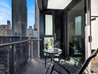 Elegant Melbourne CBD Getaway - Pool & Gym Access - Free Tram Zone - 2