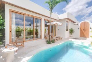 3BR Tropical Retreat with Pool - 0