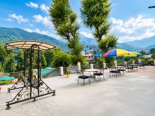 Hotel Out Town Manali !! Parking ! Lift ! Near Mall Road ! Top Rated Family Hotel - 5