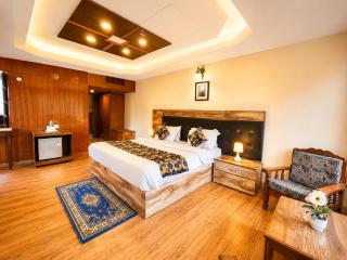 Hotel Out Town Manali !! Parking ! Lift ! Near Mall Road ! Top Rated Family Hotel - 3