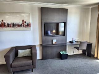 Two-bedroom City Escape I Mantra on Queen - 4