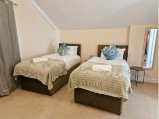 Chester 1BR Detached House Sleeps 5 with Double Sofa Bed - 9