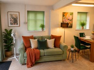 Chester 1BR Detached House Sleeps 5 with Double Sofa Bed - 8