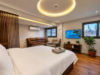 Private Studio with Jacuzzi & Rooftop - 2