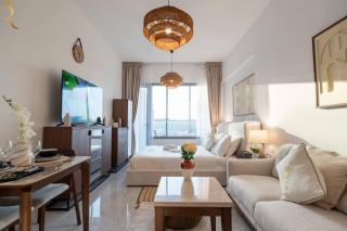 Stylish Studio with Balcony - Masdar City Retreat - 5