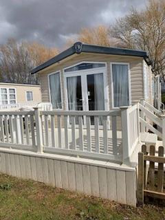 23 Lakeside – Lakeside Escape Sleeps 6 - 7