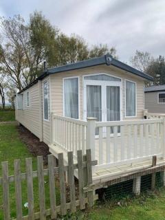 23 Lakeside – Lakeside Escape Sleeps 6 - 9