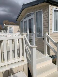 23 Lakeside – Lakeside Escape Sleeps 6 - 1