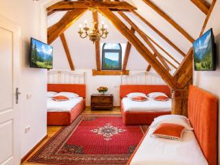 Queen's Crown Manor - 4
