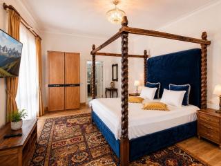Queen's Crown Manor - 5