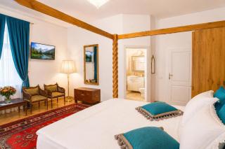 Queen's Crown Manor - 6