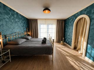 The Cosy Cottage - Comfort Sauna & Hot Tub in Private Garden - 3