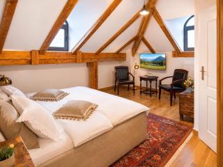 Queen's Crown Manor - 1