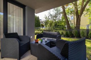 Klimatyzowany Apartament z Ogródkiem 2 Sypialniami i Miejscem do Pracy by Renters Prestige - 4