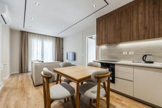 Metropolitan Living 1BR Balcony Apartment by PikHost - 9