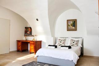 Historic Flat & Private Courtyard - 0