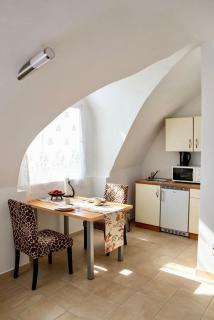 Historic Flat & Private Courtyard - 6