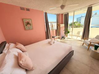 Sleeps 5 Heart of Surfers Paradise - Gold Coast - 7