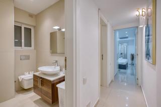 Stylish 2 Bedroom Apartment with Balcony Steps to Sliema Seafront - 4
