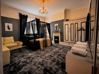 The Belford Black Velvet King Room - 2