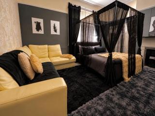 The Belford Black Velvet King Room - 5