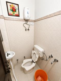 Shri Sai Guest House - Opp Azadpur Main Mandi I Couple Friendly I Metro Access - 4