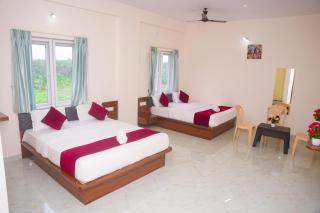 D D Luxury Inn - 3