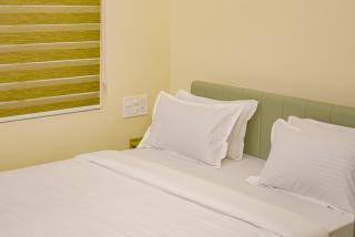 Standard Room Near CIAL Airport King Bed & Wi-Fi - 4