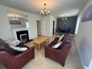 Spacious Family-Friendly 2-Bedroom Apartment with Free Parking - 0