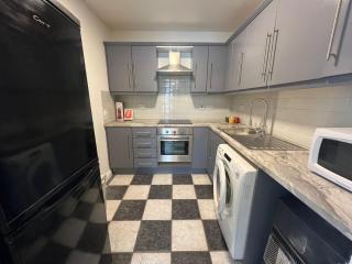 Spacious Family-Friendly 2-Bedroom Apartment with Free Parking - 4